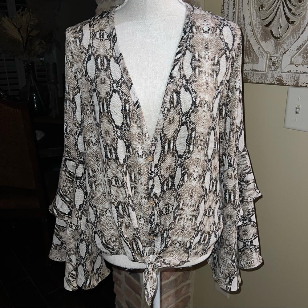Hummingbird Leopard Print Ruffle Detail Sleeve Hi Low Design Top Women's Size L